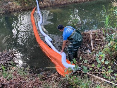 У Києві ліквідують нафтове забруднення струмка Сирець та Кирилівського озера після російського удару
