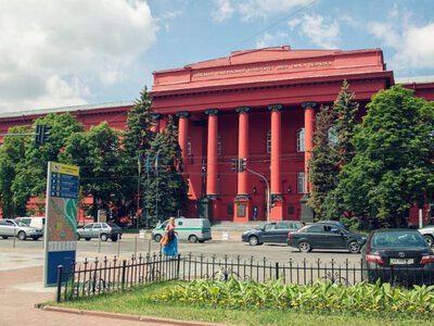 Скандал в Університеті Шевченка: студентів вигнали на вулицю під час тривоги – реакція поліції (відео) (Відео)