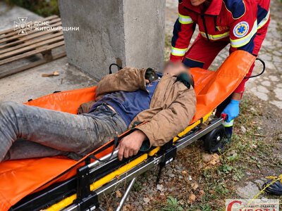 У Житомирі чоловік впав у двометрову яму: деталі порятунку
