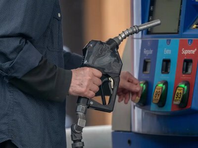 На російських АЗС знову вводять ліміти на бензин: дефіцит пального поширюється регіонами