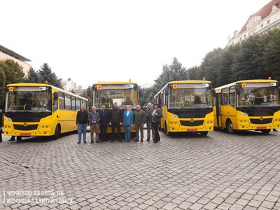 Чотири гірські громади Буковини отримали інклюзивні шкільні автобуси