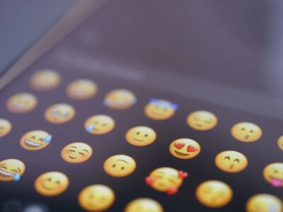 Лайк у месенджері може коштувати тисячі доларів: коли емодзі стає доказом у суді 