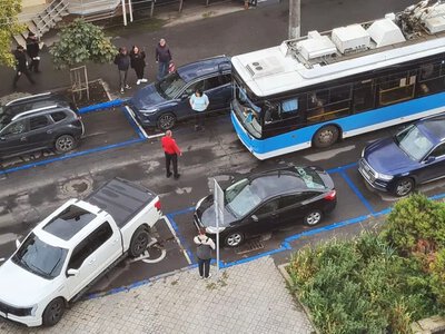 У Хмельницькому авто, припарковане з порушенням, заблокувало рух транспорту в центрі міста
