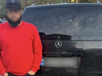 Підозрілий техпаспорт і невідповідний номер кузова: в Ужгороді перевіряють водія Mercedes