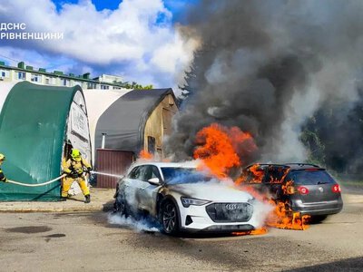 У Рівному загорівся електромобіль Audi e-tron: вогонь пошкодив ще авто та волонтерський намет