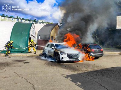 У Рівному загорівся електромобіль: вогонь перекинувся на сусіднє авто