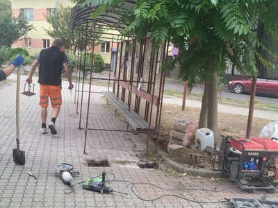 У Чопі оновлюють зупинки громадського транспорту