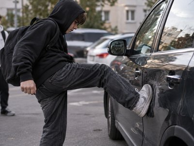 Дитина розбила чуже авто або влаштувала бійку: яка відповідальність чекає на батьків
