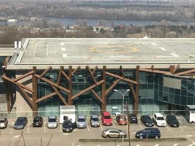 У Києві під час атаки було пошкоджено будівлю КВЦ Парковий
