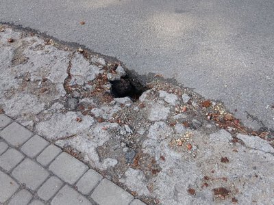 Земля йде з-під ніг: у Кам’янському на проспекті Свободи утворилося небезпечне провалля