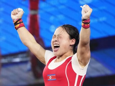 Три світові рекорди за день у важкій атлетиці – спортсменка переписала історію
