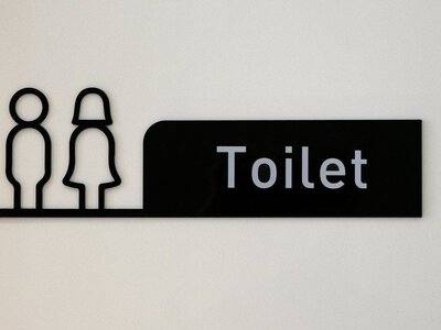 Жінка п’ять місяців мучилася через туалет на роботі: компанія заплатить їй 18 тисяч фунтів
