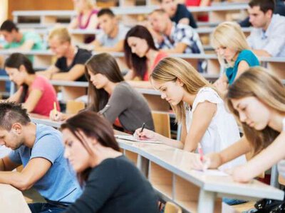 Лише чверть українських старшокласників визначилася з майбутньою професією, а кожен п'ятий планує працювати за кордоном
