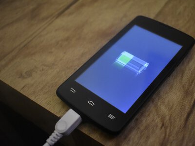 Телефон втрачає до 12% заряду за ніч: три приховані налаштування, які виснажують батарею