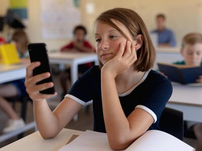 Смартфони — під контроль: у школах хочуть змінити правила використання гаджетів