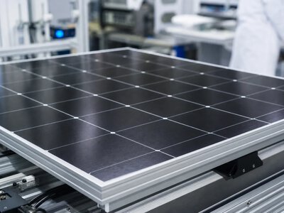 Великі перовскітні сонячні модулі підвищили стабільність завдяки обробці поверхні
