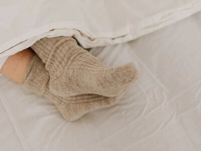 Що станеться з організмом, якщо спати в шкарпетках: відповідь може здивувати