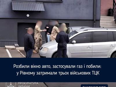 Розбили вікно авто, застосували газ і побили: у Рівному затримали трьох військових ТЦК