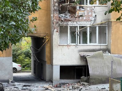 Російський дрон поцілив у багатоповерхівку у Хмельницькому (ФОТО)