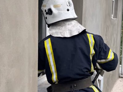 Вінницькі рятувальники допомогли літній жінці - старенька впала біля вхідних дверей