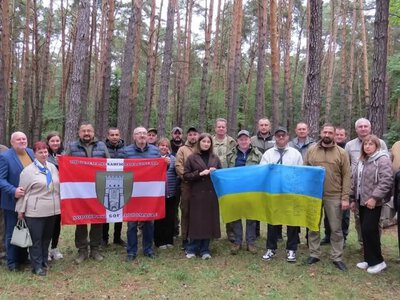 Ветерани та родини захисників висадили дуби на Алеї Героїв у «Цуманській пущі»