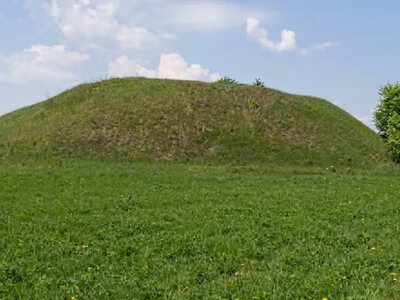 Інженерку-землевпорядницю на Полтавщині звільнили від відповідальності за втрату частини кургану