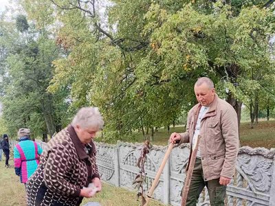 У селі на Олександрівщині посадили сакури на честь загиблих Захисників та Захисниць
