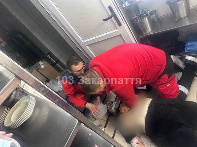 На Закарпатті лікарі «швидкої» 40 хвилин боролися за життя жінки