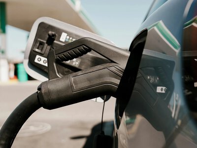 Geely показала серійну технологію надшвидкого заряджання електромобілів