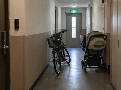 Захаращений евакуаційний вихід у під’їзді: який загрожує штраф та хто відповідатиме