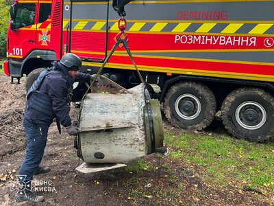 У Києві сапери вилучили залишки російського “Іскандера”, який впав біля багатоповерхівок та не вибухнув