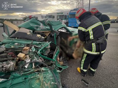 Лобове зіткнення ВАЗ та вантажівки на Буковині: двоє людей загинули, ще один травмований
