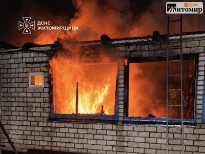 У селі на Звягельщині через увімкнену сушарку для грибів згорів будинок: жінку госпіталізували
