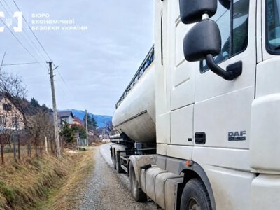 Маскували під абсорбент: на Закарпатті вилучили 17 тисяч літрів незаконного пального