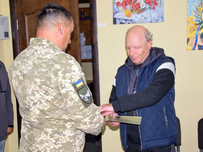 У Новосанжарській громаді ветерана 66-ї бригади нагородили медаллю «За поранення»