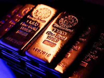 Золото утримує високу планку біля $4375 за унцію після першого за три роки підвищення ставки ФРС