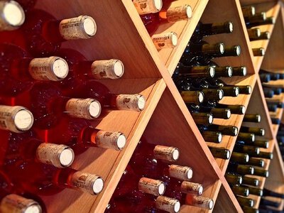В Україні хочуть зробити 25% винної полиці українською: Рада підтримала законопроєкт