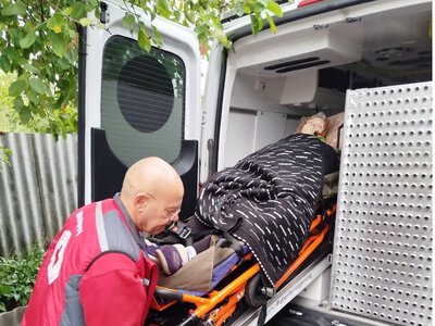Червоний Хрест перевіз 8 маломобільних жителів Сумщини: як записатися