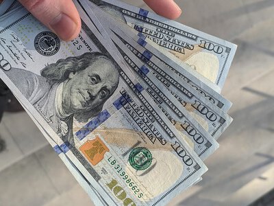 Долар на міжбанку досяг психологічної позначки на тлі високого попиту