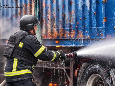 На Кіровоградщині під час ворожого обстрілу постраждало три вантажівки