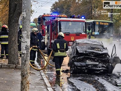 Очевидці витягли водія, але було запізно: у Житомирі після ДТП згорів легковий автомобіль із пасажиром