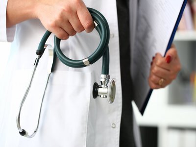 У Києві лікарів змушували щотижня платити за можливість оперувати пацієнтів