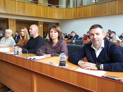 На сесії Ужгородської міськради ухвалили близько 40 рішень: кошти на лікування, військових і медицину