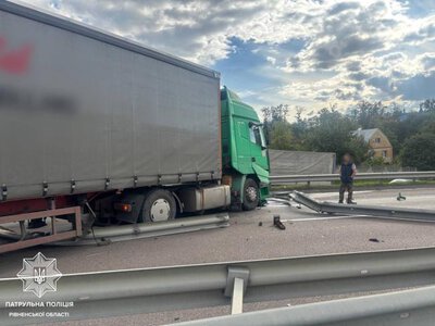 Рух у напрямку Києва - перекритий: на трасі біля Рівного - ДТП із фурою