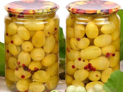 Виноград виходить пікантним і хрустким: як замаринувати незвичну закуску на зиму