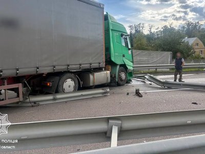 На трасі Київ – Чоп біля Білої Криниці сталася ДТП з вантажівкою