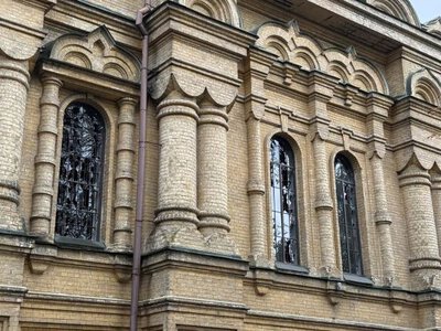 Російська атака пошкодила найстарішу церкву Виноградара в Києві