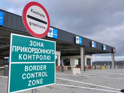Польща призупиняла роботу двох пунктів пропуску через російську атаку на Україну