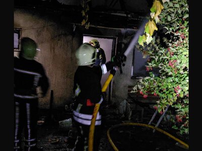 У Мукачеві вночі горіла надвірна споруда: рятувальники відстояли житловий будинок