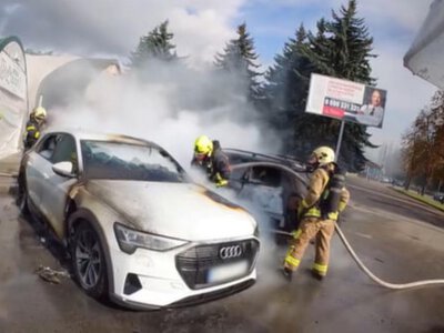 У Рівному загорівся Audi e-tron: вогонь перекинувся на Volkswagen та волонтерський намет